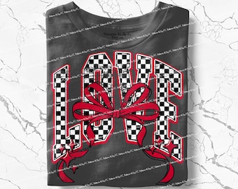 Puede incluir: Camiseta gris oscuro con la palabra "LOVE" en un patrón de cuadros blanco y negro, contorneada en rojo. Un lazo rojo y estrellas acentúan el diseño. El texto "Patterns 4 by FC Etsy.com" está impreso en la camiseta.