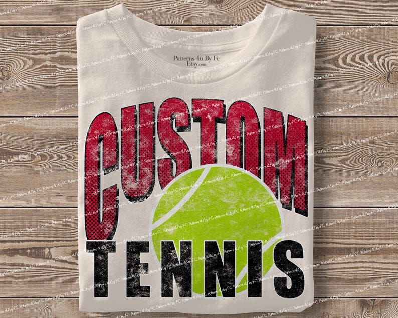 Puede incluir: Camiseta de color crema con las palabras "CUSTOM TENNIS" en rojo y negro, con un gr&aacute;fico de pelota de tenis verde. La camiseta tiene un aspecto desgastado.