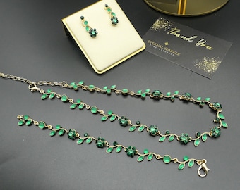 Conjunto de collar, pendientes y pulsera con piedras de cristal de color verde esmeralda y flores de enredaderas para damas de honor de boda