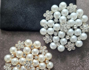 Broche floral vintage de perlas y cristales — 5,5 cm — Disponible en plata/blanco o oro/crema — Diseño clásico inspirado en los años 50