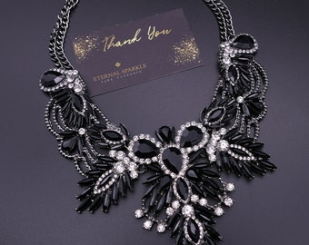 Naszyjnik Crystal Gems Bib, czarny jak smoła z przezroczystymi kamieniami, wykończenie w kolorze spiżu