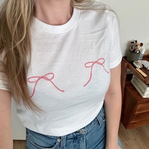 Camiseta de bebê com laço rosa, camiseta de bebê vintage Y2k, top curto y2k, moda dos anos 2000, camisa Cottagecore para mulheres, presentes para adolescentes, estética coquete White