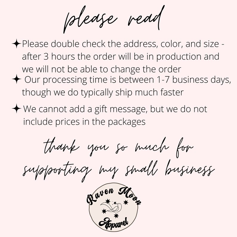 Peut inclure: Texte noir et blanc sur fond rose avec un logo noir et blanc en bas. Le texte indique "Veuillez lire" et comprend des informations sur le d&eacute;lai de traitement, l'exp&eacute;dition et les messages cadeaux. Le logo est un cercle avec les mots "Raven Moon Apparel" &agrave; l'int&eacute;rieur.