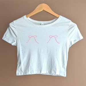 Camiseta de bebê com laço rosa, camiseta de bebê vintage Y2k, top curto y2k, moda dos anos 2000, camisa Cottagecore para mulheres, presentes para adolescentes, estética coquete imagem 1