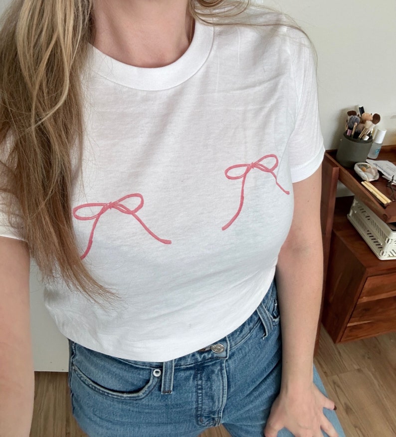 Camiseta de bebê com laço rosa, camiseta de bebê vintage Y2k, top curto y2k, moda dos anos 2000, camisa Cottagecore para mulheres, presentes para adolescentes, estética coquete White