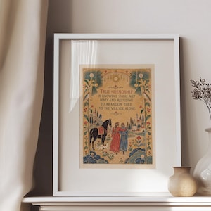 Può includere: Una stampa artistica incorniciata con un'illustrazione in stile medievale di due persone che camminano con un cavallo e un cane. Il testo recita: TRUE FRIENDSHIP IS KNOWING THOU ART MAD AND REFUSING TO ABANDON THEE TO THE VILLAGE ALONE. Bordi floreali.