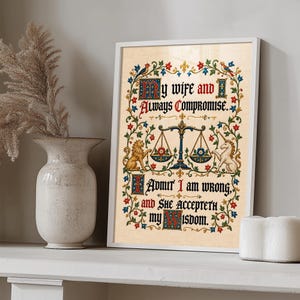 Può includere: Una stampa artistica incorniciata con testo in stile manoscritto miniato medievale che recita: My wife and I Always Compromise. I Admit I am wrong, and SHE ACCEPTETH my Wisdom. Il design include una bilancia centrale, un leone e un unicorno.