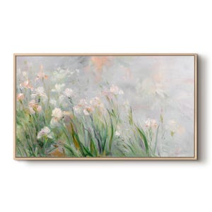 Peut inclure: Peinture abstraite de fleurs blanches et rose pâle dans un champ d'herbe verte. L'œuvre est encadrée dans un cadre en bois clair. Le fond est un mélange doux de gris, de blanc et de tons pêche, créant une ambiance sereine et aérée.
