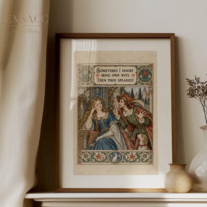 Può includere: Una stampa incorniciata con un'illustrazione in stile medievale di una persona in abito blu e una in tunica verde con un cagnolino. Il testo recita: Sometimes I doubt mine own wits. Then thou speakest. L'opera presenta bordi floreali.