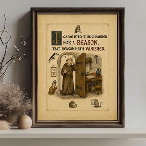 Può includere: Una stampa incorniciata su carta color pergamena raffigurante un monaco in una porta con il testo, I CAME INTO THIS CHAMBER FOR A REASON. THAT REASON HATH VANISHED. L'illustrazione include un gufo, un uccello, una volpe, un riccio e un topo.