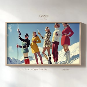 Könnte beinhalten: Fünf Frauen in Vintage-Skikleidung posieren auf einem schneebedeckten Berghang. Sie tragen alle bunte Kleidung und halten Getränke in der Hand. Das Bild ist in einem Holzrahmen gerahmt.