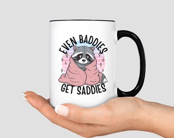 Taza "Incluso los malos se entristecen", divertida taza de café con meme de mapache, taza de café para la salud mental, taza para la ansiedad, divertido regalo para aliviar el estrés y autocuidado.