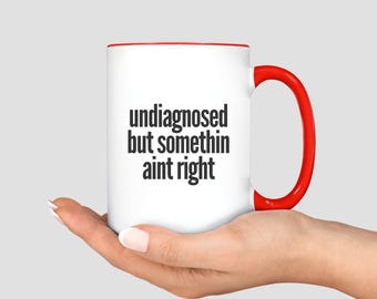 Taza "Sin diagnosticar, pero algo no va bien", taza de cerámica para café con concienciación sobre la salud mental, regalo divertido para TDAH, taza humorística sobre enfermedades crónicas para mujeres