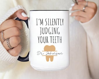 Taza de café divertida de dentista: "Estoy juzgando tus dientes en silencio". Taza de 325 ml o 450 ml para asistente de dentista, ortodoncista e higienista dental.