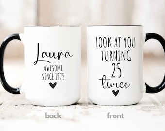 Taza de café personalizada para 50 cumpleaños: divertida taza de 50 años con nombre y año para hermana, mejor amiga, esposa que cumple 25 años dos veces.