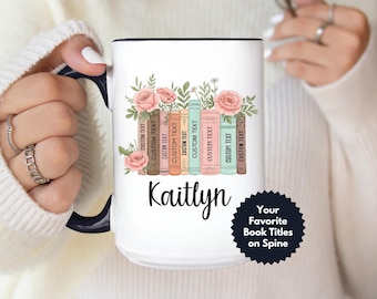 Taza de café con estantería floral personalizada: Taza de lectura con lomo personalizado con título y nombre de libro favorito