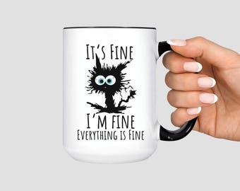 Taza "Está bien, estoy bien, todo está bien", linda taza de café con gato negro, taza con sarcasmo "Todo está bien", divertida taza de gato, regalo divertido para amantes de los gatos