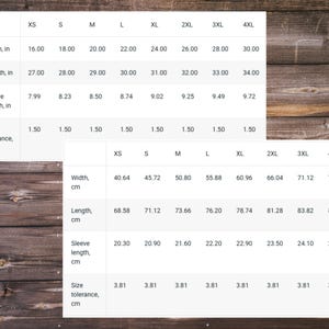 Puede incluir: Dos tablas que muestran tablas de tallas de ropa. La tabla superior muestra medidas en pulgadas, mientras que la tabla inferior muestra medidas en cent&iacute;metros. Tallas de XS a 4XL, incluyendo ancho, largo y largo de manga.