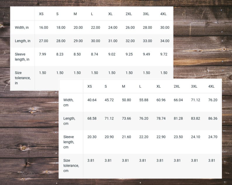 Puede incluir: Dos tablas que muestran tablas de tallas de ropa. La tabla superior muestra medidas en pulgadas, mientras que la tabla inferior muestra medidas en cent&iacute;metros. Tallas de XS a 4XL, incluyendo ancho, largo y largo de manga.