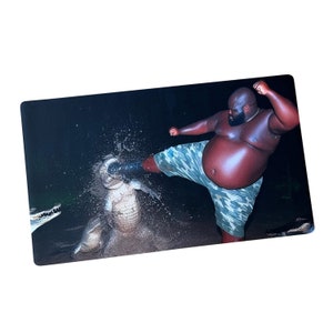 Man vs Croc | Meme Playmat | TCG Playmat | Tapete de jogo | Jogo de cartas Playmat | Engraçado Playmat