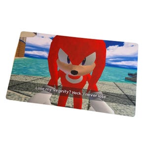 Könnte beinhalten: Rechteckiges Mousepad mit einer roten Cartoonfigur und dem Text "Lose my virginity? Heck, I never lose." Der Hintergrund zeigt eine Strandszene. Die Figur hat weiße Handschuhe und einen entschlossenen Gesichtsausdruck.