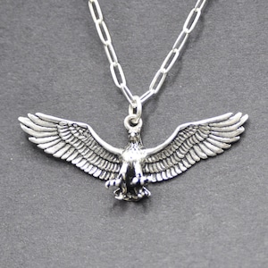 Colgante de águila de plata esterlina reciclada .925, cadena de cable de 18 pulgadas, joyería de espíritu animal de especies en peligro de extinción