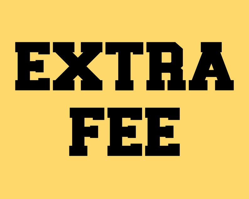 K&ouml;nnte beinhalten: Die Worte "EXTRA FEE" in fetten, schwarzen Blockbuchstaben vor einem einfarbigen, hellgelben Hintergrund. Der Text ist zentriert, mit "EXTRA" &uuml;ber "FEE".