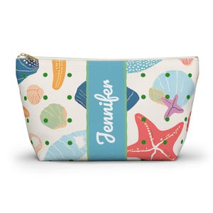 Trousse de voyage personnalisée, cadeau sur le thème de la plage, pochette pour accessoires en coquillage, sac côtier, organisateur de maquillage, pochette amusante pour femme avec fond en T,