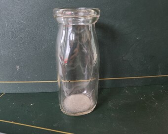 1/2パイントのクリームボトル。