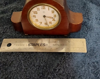 J・ウンガンスの小さなマントル時計が作動中