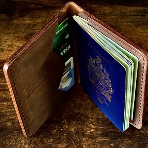 Capa de couro genuíno personalizada feita à mão, capa para passaporte de viagem Crazy Horse, organizador de documentos de viagem feito à mão para homens e mulheres