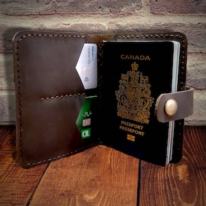 Porte-passeport de voyage en cuir pleine fleur fait main avec fente pour carte pour hommes et femmes cadeau d'anniversaire porte-passeport en cuir avec bouton