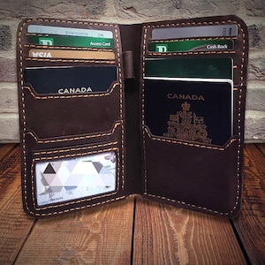 Porte-passeport familial de voyage en cuir fait main Crazy Horse fait main avec 6 cartes et 3 emplacements pour passeport Kit de passeport à graver personnalisé cadeau