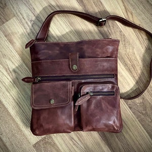 Sac messager personnalisé en cuir fait main, sac de voyage à bandoulière pour voyage, travail, sac à bandoulière universitaire pour homme, cadeau de garçon d'honneur, entreprise