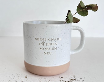 Gravierte Steingut Tasse Christlich "Seine Gnade ist jeden Morgen neu" | Unglasiertes Bodendesign- SANDY