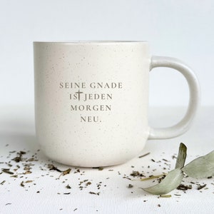 Seine Gnade ist jeden Morgen neu - Gravierte Steingut Tasse - matte Oberfläche - pastellweiß gesprenkelt - Christlich | STYLER