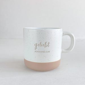 Gravierte Steingut Tasse Christlich "geliebt Johannes 3,16" - 360ml - Taufe, Geschenk