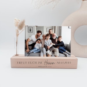 Holzleiste FREUT EUCH im HERRN | Kartenhalterung |  Fotoständer mit Gravur |  Gravierte Holzleiste mit Bibelspruch | christliches Geschenk
