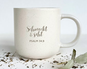Psalm 34,9 - Schmeckt & seht - Gravierte Steingut Tasse - matte Oberfläche - pastellweiß gesprenkelt - Christlich | STYLER