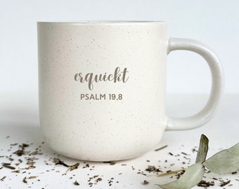 Psalm 19,8 - erquickt - Gravierte Steingut Tasse - matte Oberfläche - pastellweiß gesprenkelt - Christlich | STYLER