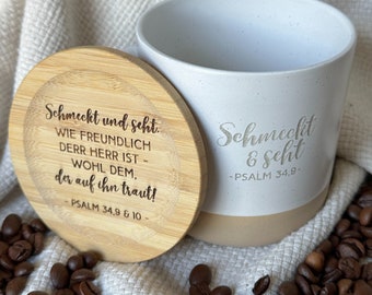 Psalm 34,9 - Personalisierbare 360ml Keramiktasse mit Deckel/Untersetzer aus Bambus | Unglasiertes Bodendesign - Christlich