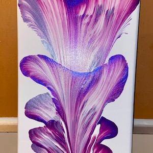 Peut inclure: Peinture abstraite sur toile avec un motif de fleur violet, blanc et bleu.