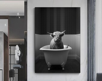 Tela raffigurante una mucca delle Highlands nella vasca da bagno: divertente decorazione murale per il bagno con animali - Italia