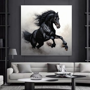 Könnte beinhalten: Ein Leinwanddruck zeigt ein schwarzes Pferd in dynamischer Pose vor einem rauchigen Hintergrund. Die fließende Mähne und der Schweif des Pferdes sind deutlich zu sehen. Das Kunstwerk wird in einem modernen Wohnzimmer präsentiert.
