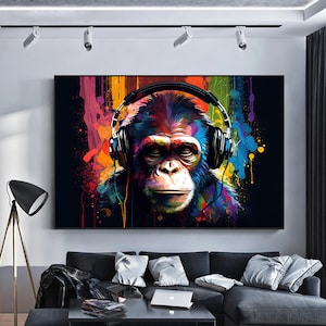 Peut inclure: Une peinture abstraite colorée d'un singe portant un casque. Le singe est peint dans des tons de bleu, vert, jaune et rouge. L'arrière-plan est noir avec des éclaboussures de couleur.