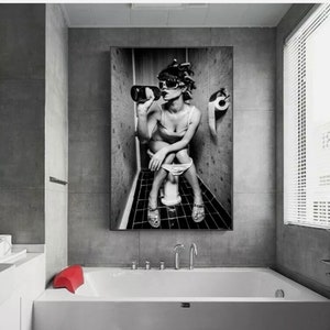 トイレで飲む女の子、セクシーな女の子のアート、女性の壁の装飾、バスルームのドリンクキャンバスアート、モダンプリント、ヴォーグプリント、抽象的なキャンバスアート、
