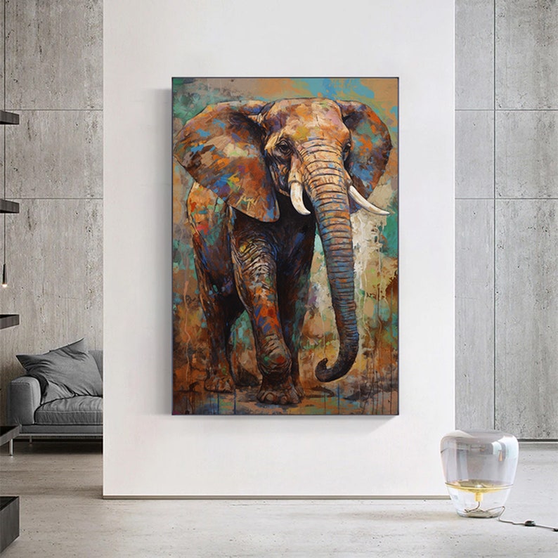 Puede incluir: Una pintura colorida de un elefante con un fondo texturizado. El elefante es marr&oacute;n, gris y azul con una trompa larga y orejas grandes. El fondo es una mezcla de marr&oacute;n, verde y azul.