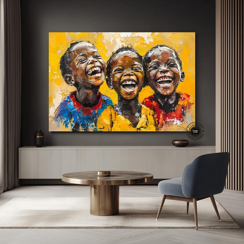 Pu&ograve; includere: Un grande e vibrante dipinto raffigura tre bambini che ridono gioiosamente. L'opera presenta uno sfondo giallo brillante e i bambini indossano camicie colorate. Il dipinto &egrave; esposto sopra un mobile moderno dai toni neutri.
