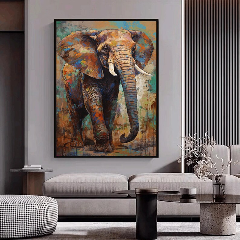 Puede incluir: Una pintura abstracta colorida de un elefante con un esquema de colores marr&oacute;n, azul y verde. El elefante camina hacia el espectador con la trompa levantada.