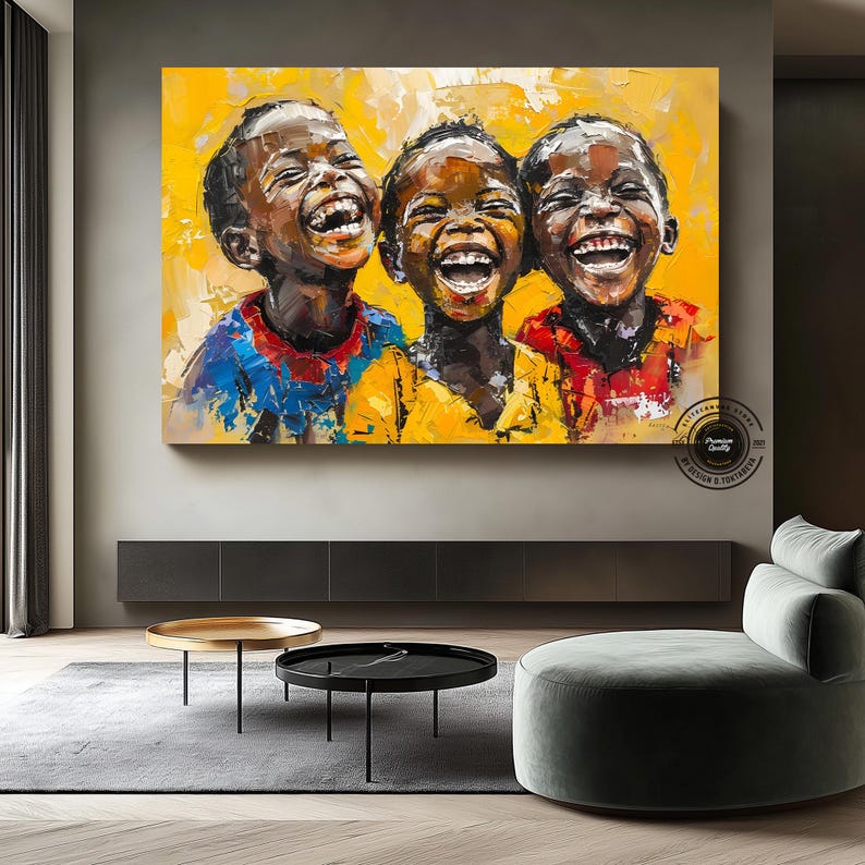 Pu&ograve; includere: Un dipinto a olio rettangolare raffigura tre bambini che ridono, con la pelle scura, su uno sfondo giallo. I bambini indossano camicie blu, gialle e rosse. L'opera d'arte &egrave; esposta in un moderno soggiorno.